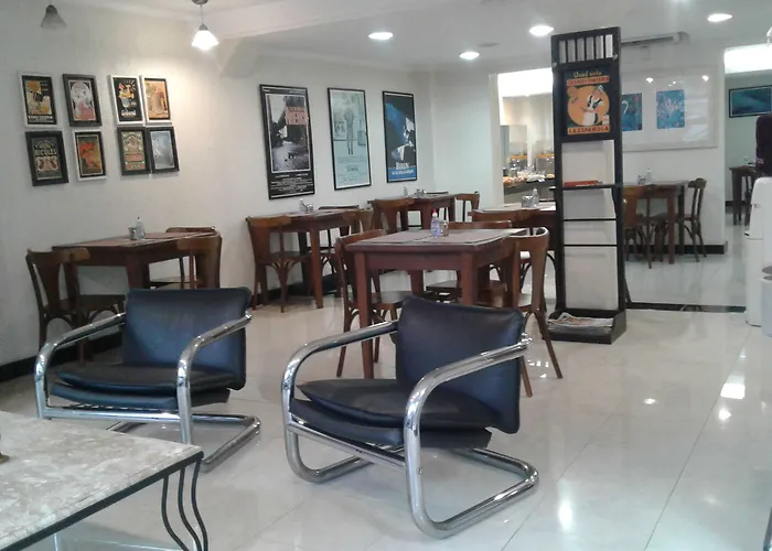 Hotel Coral Express próximo a Orla do Guaíba e Beira Rio 3*