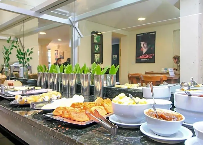 Coral Express próximo a Orla do Guaíba e Beira Rio Hotel 3*